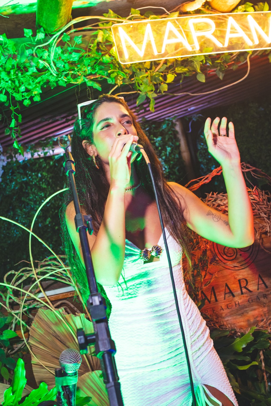 O letreiro do Maram aceso