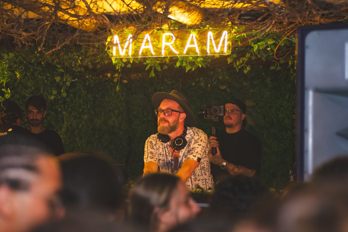 O letreiro do Maram aceso