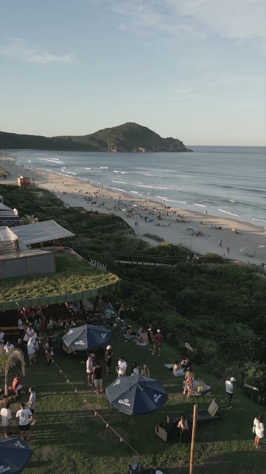 O salão do Maram visto de cima, com o mar aberto atrás